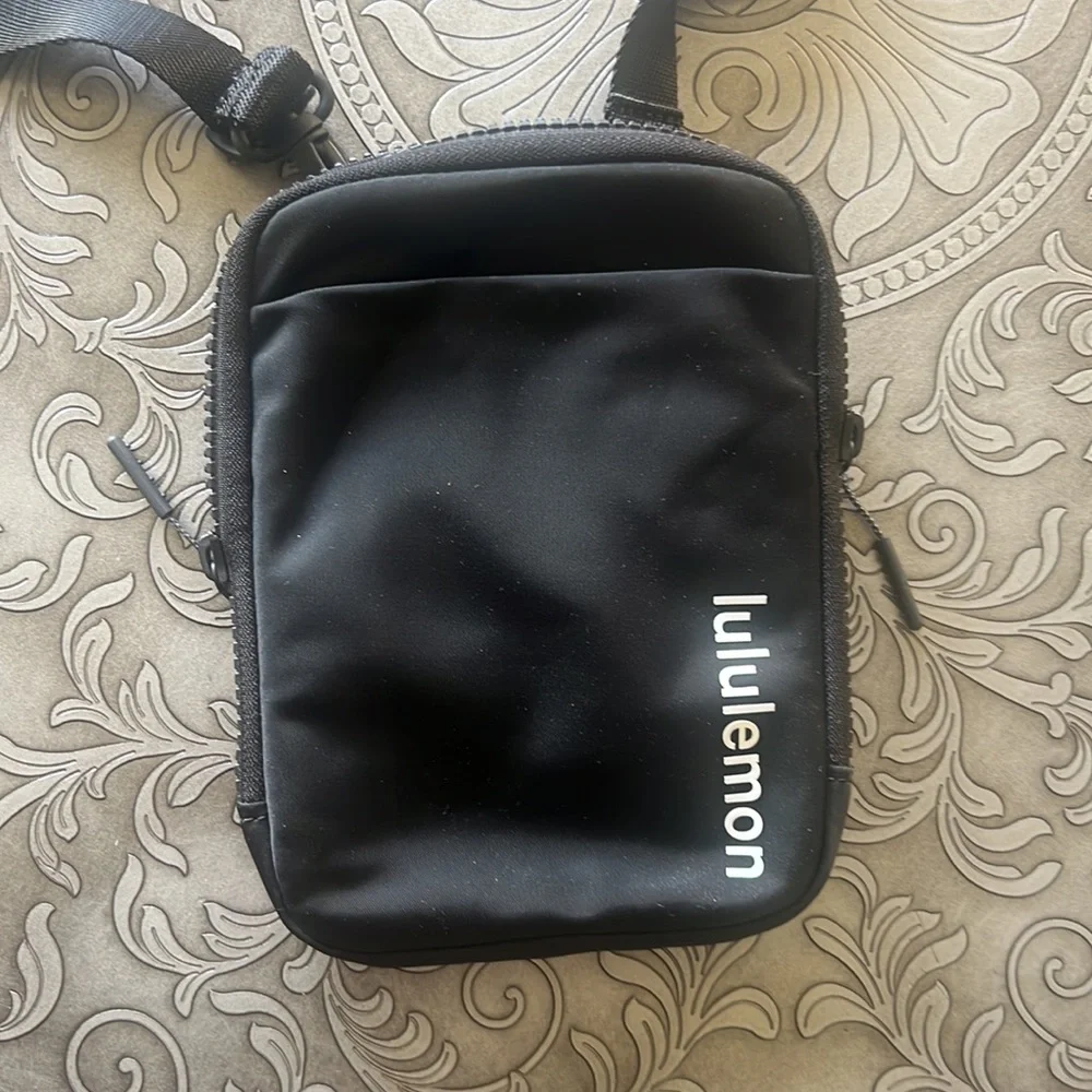 NWOT 🍋 Lululemon Black Easy Access Crossbody Bag